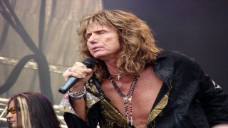 Man long hair microphone black - flowing hair free wallpaper