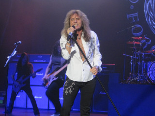 Man long hair microphone stage 2 - full free wallpaper