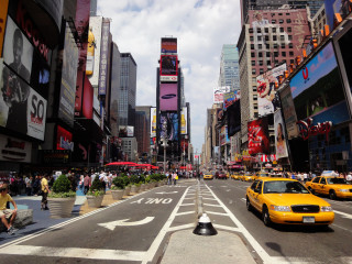 Busy city street people cars 2 - busy free wallpaper