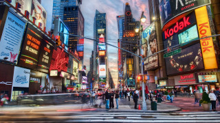 Busy city street people crossing - a busy city street free wallpaper