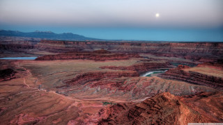 Canyon lake moon sky view - a moon in the sky above free wallpaper