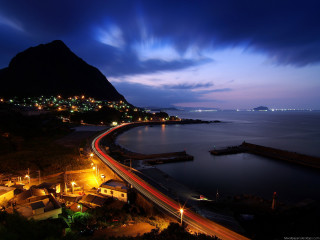 Night city water mountain light - a long exposure of light free wallpaper