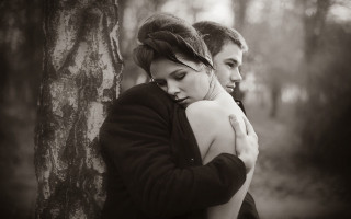 Man woman hugging woods tree 2 - a man and woman free wallpaper for desktop