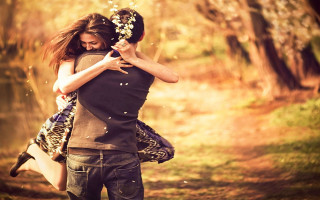 Man woman hug woods confetti - the woman free wallpaper