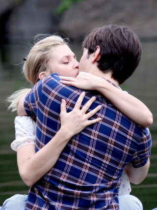 Man woman hugging grass pond - outside free wallpaper
