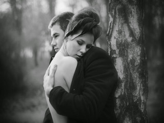 Couple hugging woods tree black - the wood free wallpaper for desktop