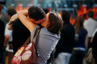 Romantic city street kiss bokeh - romantic free wallpaper