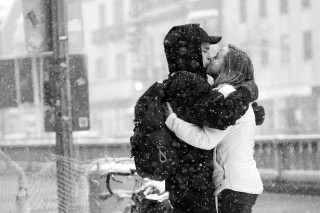 Man woman kissing snow street - free valentines wallpaper