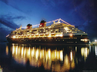 Cruise ship night lights water - a cruise ship free wallpaper