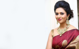 Woman red gold sari necklace - a necklace and earrings free wallpaper