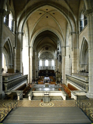 Large cathedral pew bench center - free architecture wallpaper