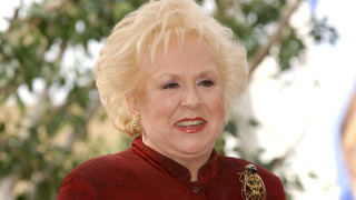 Blonde woman red shirt brooch - betty merken free wallpaper