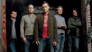 Men crossed arms doorway denim - andrew bell free wallpaper
