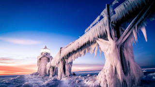 Lighthouse ice icicles sunset dawn - a full moon in the sky above free wallpaper