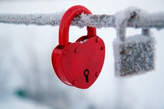Red padlock snowy branch heart 2 - a heart free wallpaper for desktop