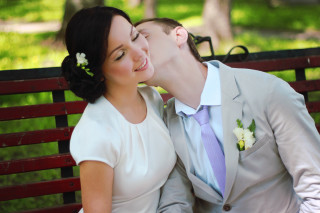Man woman bench kissing smiling - a man and woman free wallpaper
