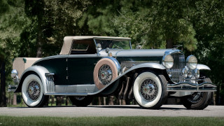 Old model car street trees - an old model car free wallpaper