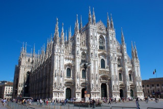 Cathedral crowd sunny day Europe - free architecture wallpaper