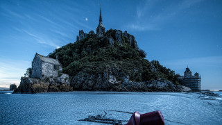 Castle rock ocean night star - cinematic photography free wallpaper