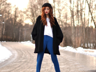 Woman snow road blue pants - chica macnab free wallpaper
