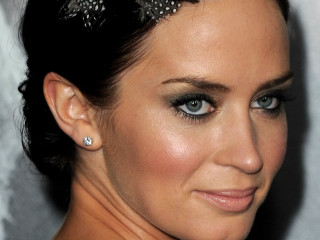 Woman tiara diamond necklace brooch - eye free wallpaper