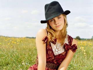 Woman field hat dress red - a portrait free wallpaper