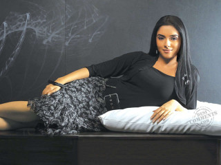 Woman laying pillow black background - a pillow free wallpaper