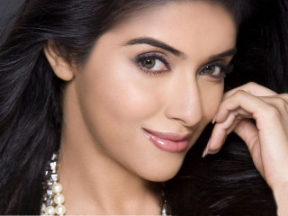 Woman pearl necklace hand cheek - free light wallpaper