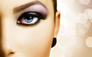 Woman blue eyes black eyeliner - circle of light free wallpaper