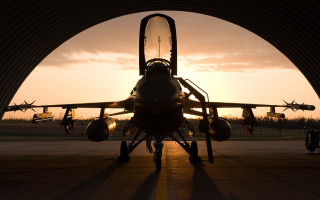 Jet sunset airport cobra backlit - top of an airport tarmac free wallpaper