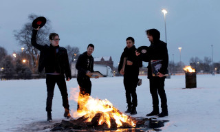 People firepit snow winter gathering - art brut free wallpaper