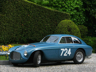 Blue sports car parked hedged 2 - area free wallpaper