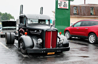Semi truck parking lot red - a semi truck free wallpaper