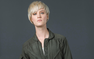 Blonde woman green shirt gray - eve ryder free wallpaper