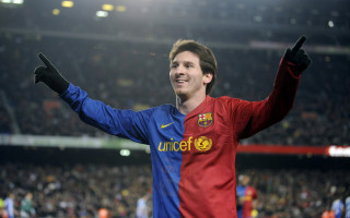 Soccer fan gesture city lights - heroic free wallpaper