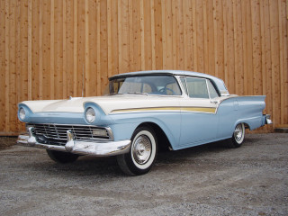 Blue white car wooden wall - donald roller wilson free wallpaper