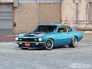 Blue muscle car parking lot - clean free wallpaper