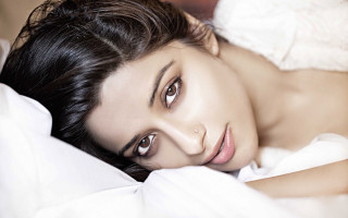 Woman laying bed white blanket 3 - a white pillow free wallpaper