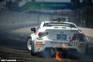 White car red yellow stripe - a track free wallpaper