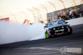 Car smoke exhaust track crowd - a crowd watching free wallpaper