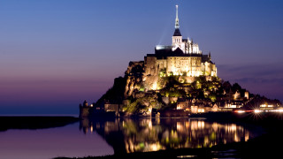 Castle lit night reflection water 2 - a reflection free wallpaper