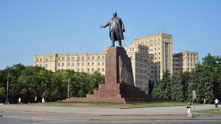 Statue man clocktower building people - front view free wallpaper