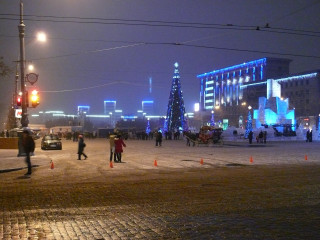 City street christmas tree night - edi rama free wallpaper