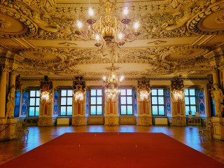 Large room red carpet chandelier - a large room free wallpaper