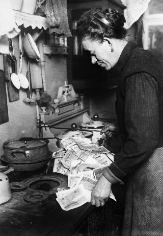 Woman kitchen money stove oven - fluxus free wallpaper