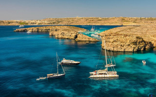 Boats rocky cliff water magic - a group of boats free wallpaper