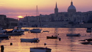 Boats lake city skyline sunset - a church in the background free wallpaper