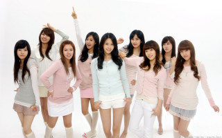 Young women group pointing camera - fanny mcian free wallpaper