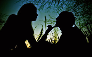 Couple sitting grass umbrella tree - romantic free wallpaper