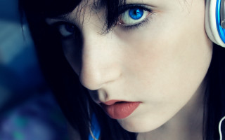 Woman headphones serious look camera - headphone free wallpaper